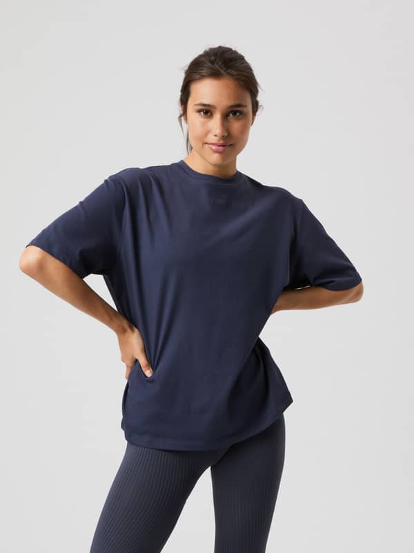 Studio Oversized T-Shirt i Odyssey Gray (Grå) sedd framifrån på modell med lös passform för studioträning.
