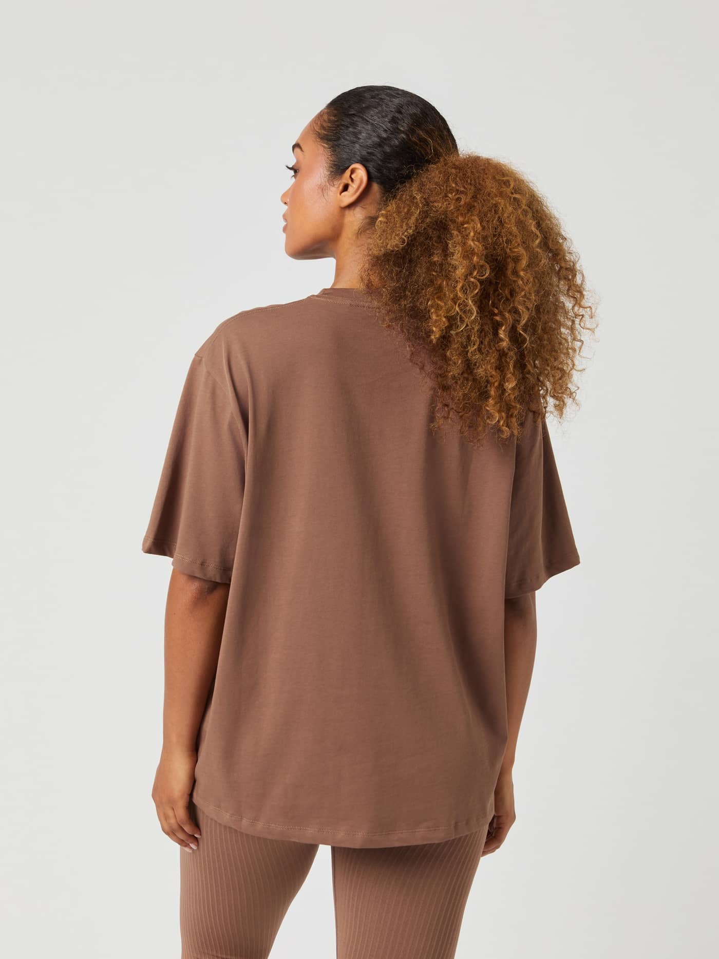 Vue de dos du Studio Oversized T-Shirt en Acorn (Marron) pour femme, offrant une coupe ample et un style décontracté. - Image 2
