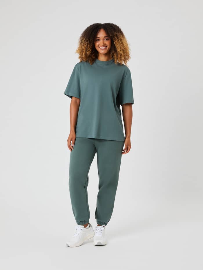 Studio Oversized T-Shirt in Balsam Green (Groen) voor dames met een stijlvolle pasvorm en bijpassende joggingbroek. - Image 3