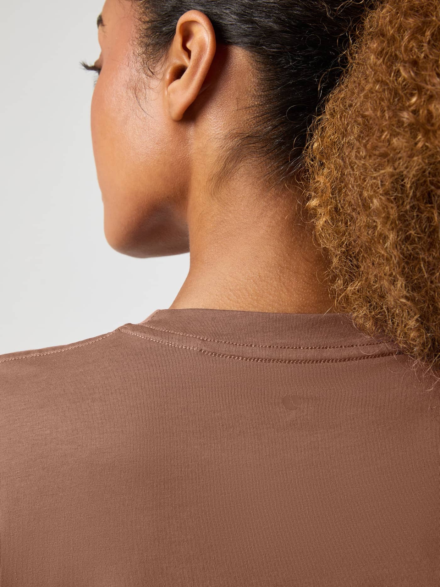 Gros plan du dos du Studio Oversized T-Shirt en Acorn (Marron) avec texture côtelée et encolure pour l'entraînement. - Image 5