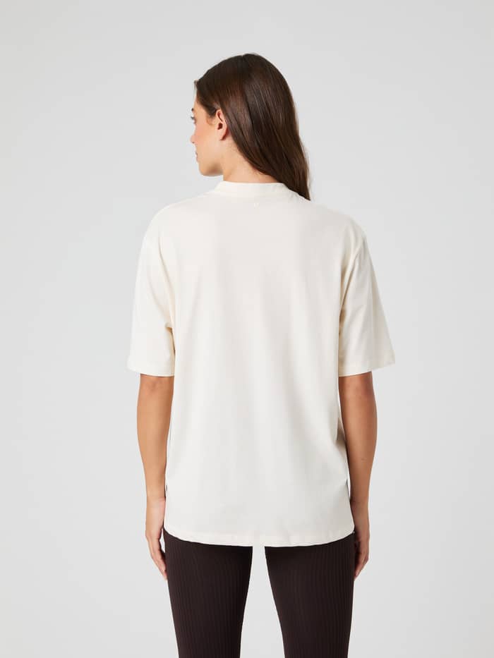 Björn Borg Studio Oversized T-Shirt in Tofu (Wit) met een stijlvolle losse pasvorm voor dames, getoond in achteraanzicht. - Image 2