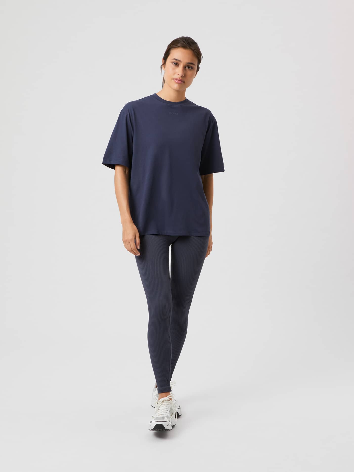 Studio Oversized T-Shirt i Odyssey Gray (Grå) för dam sedd framifrån med en lös passform för träning. - Image 3