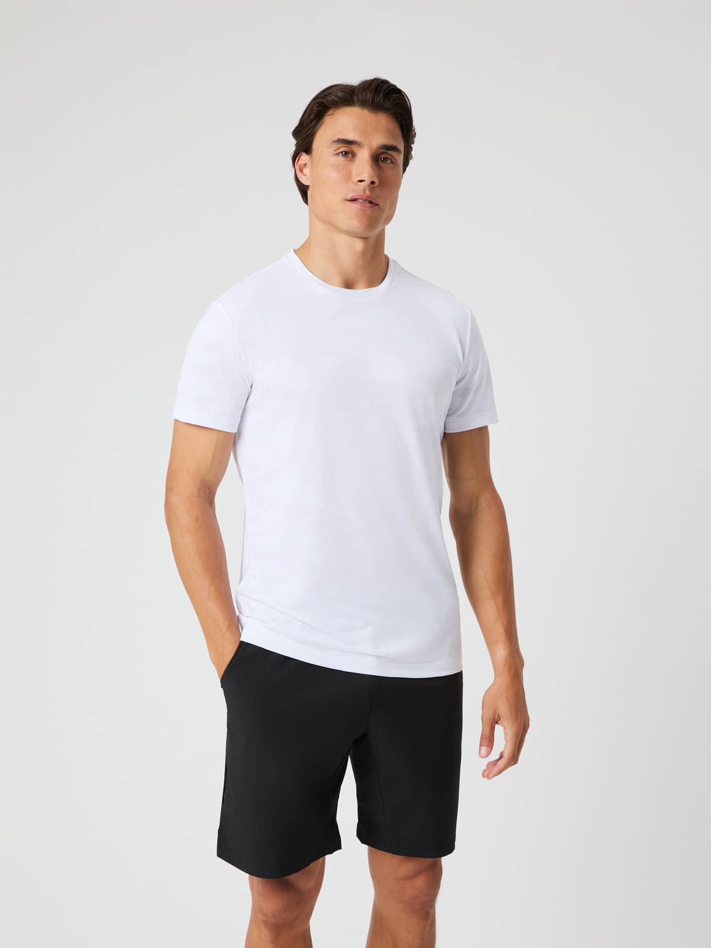Borg Performance T-Shirt i Brilliant White (Hvid) set forfra i almindelig pasform til træning og tennis. - Image 1