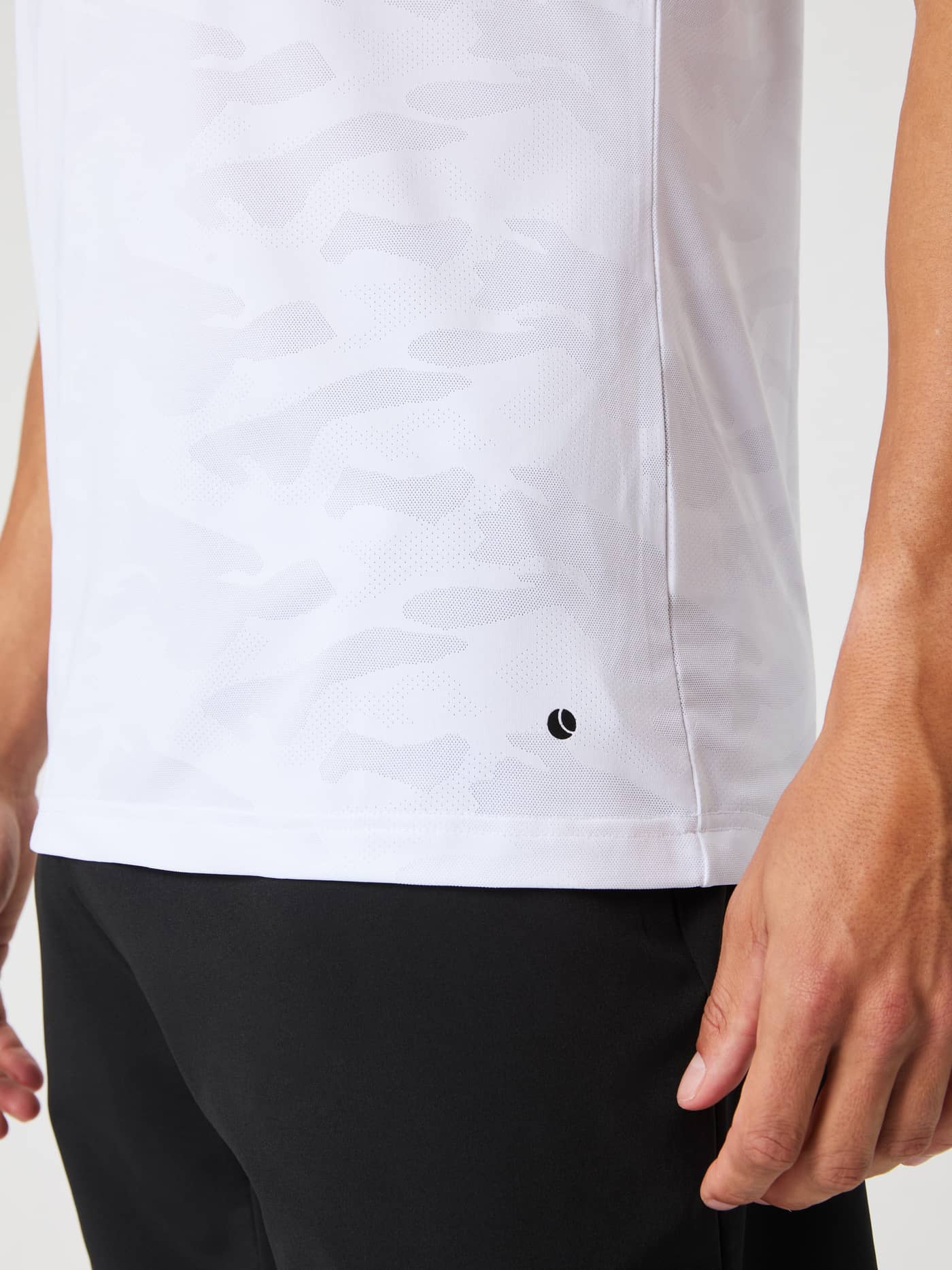 Borg Performance T-Shirt i Brilliant White (Hvid) set i nærbillede med jacquard-camo og et sort tennisbold-logo til tennis. - Image 5
