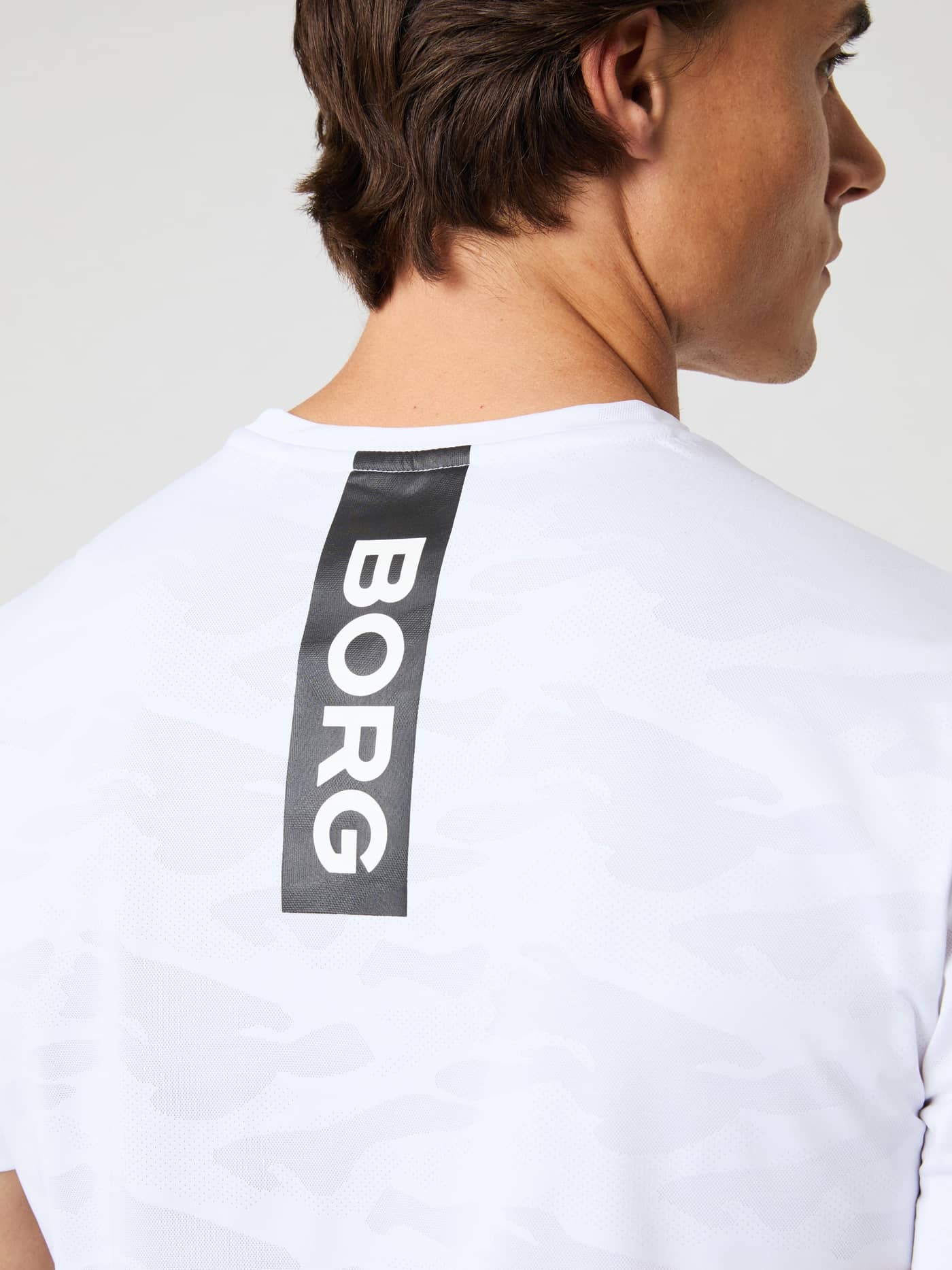 Borg Performance T-Shirt i Brilliant White (Hvid) set bagfra med et sort stribet logo og jacquard-camo til tennis. - Image 4