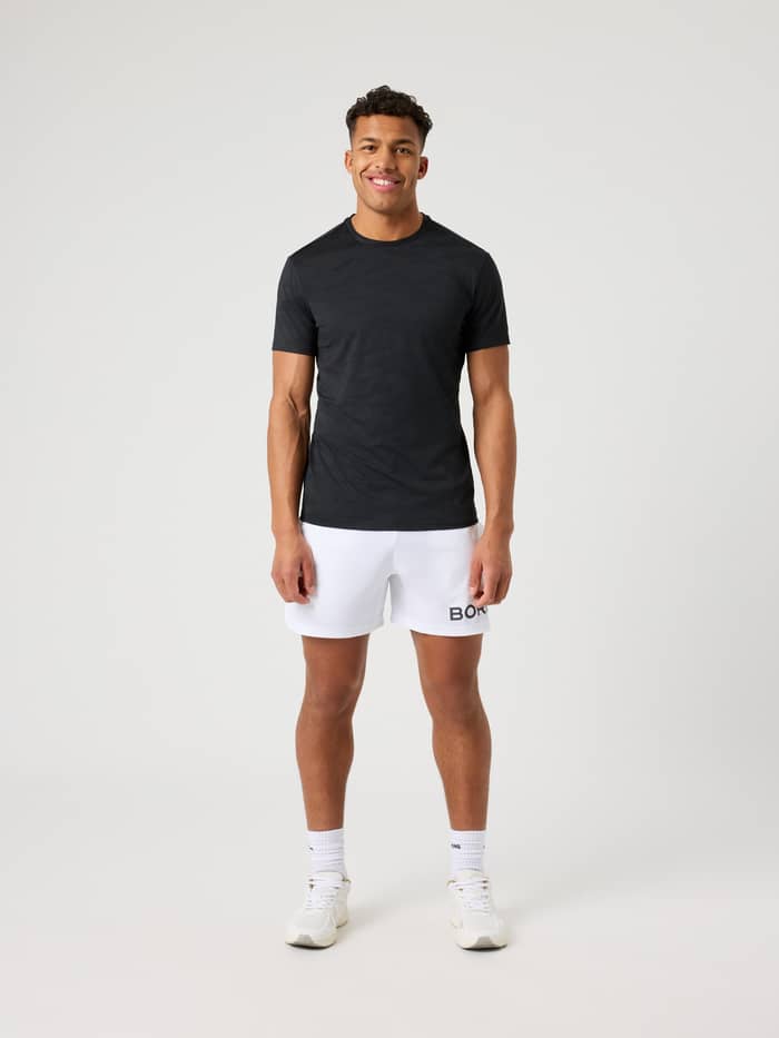 Borg Performance T-Shirt i Black Beauty (Sort) set forfra i fuld figur med camo-mønster til træning og tennis.