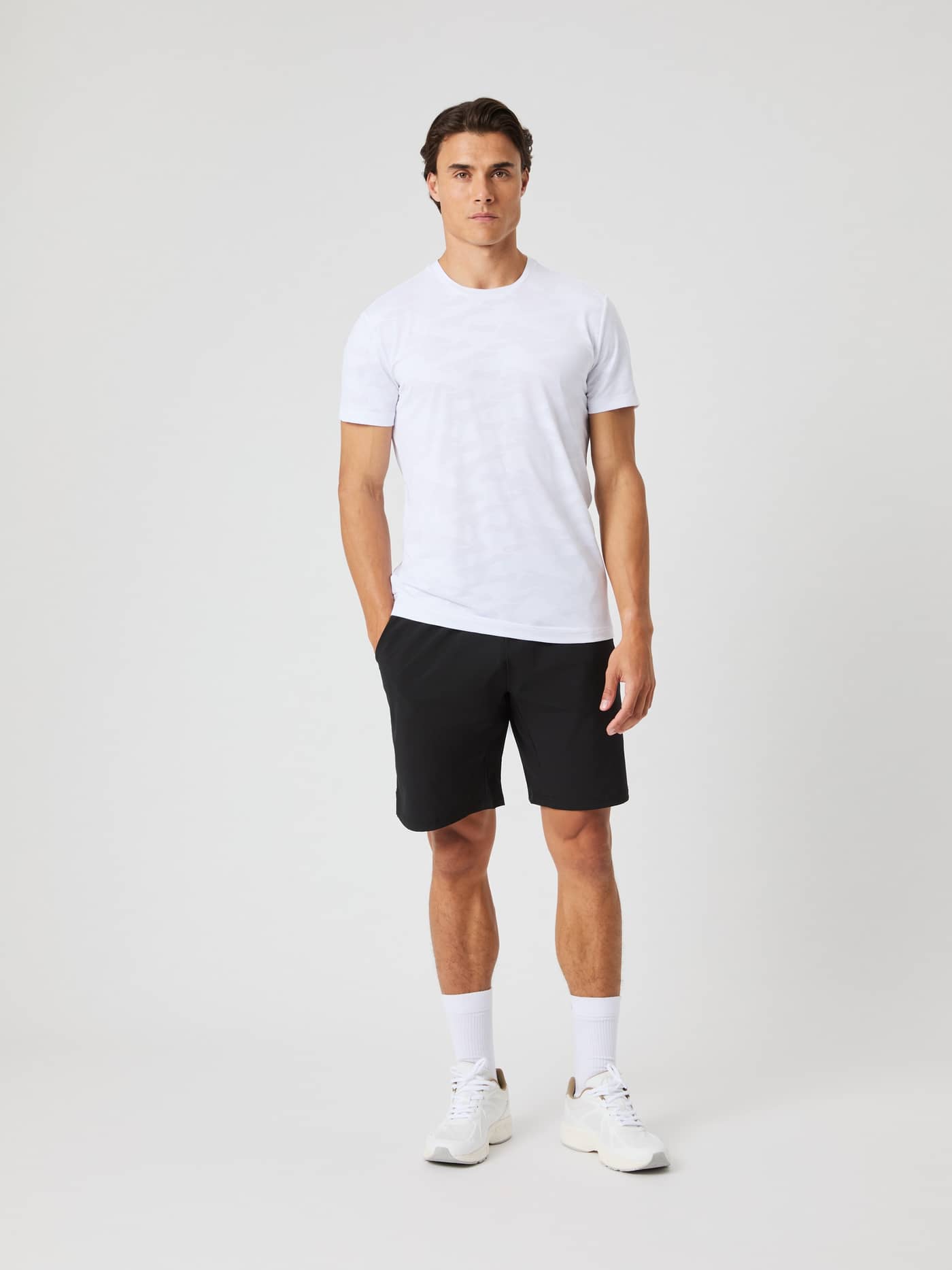 Borg Performance T-Shirt i Brilliant White (Hvid) set forfra i fuld figur til funktionel træning og tennis. - Image 3