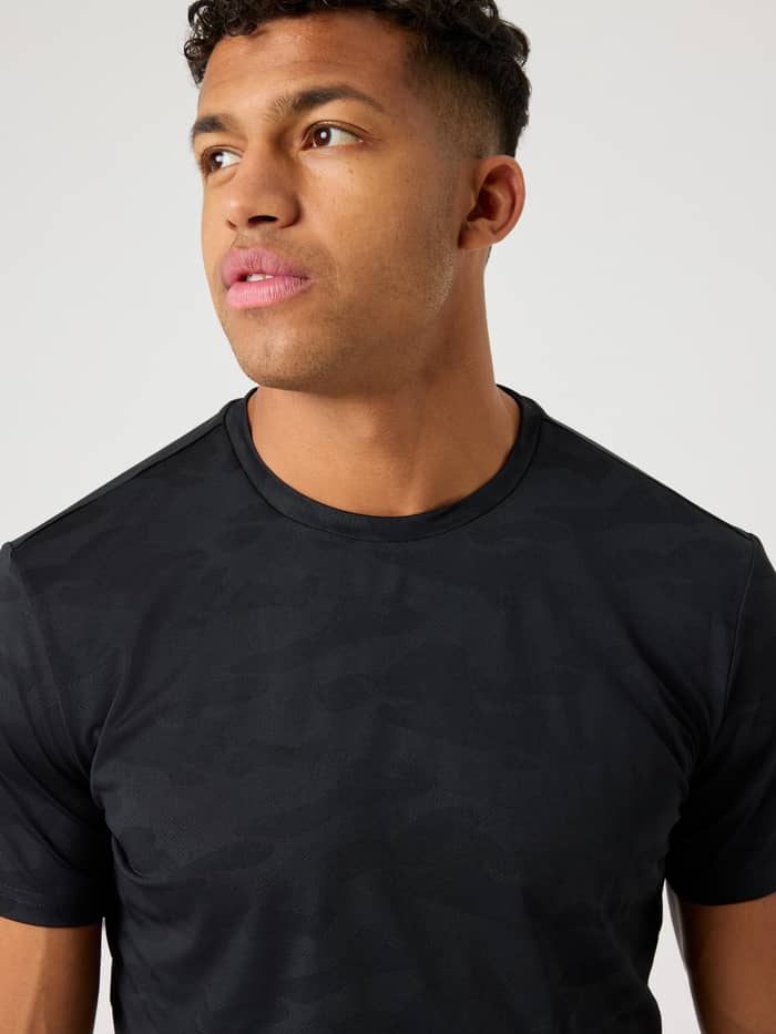 Borg Performance T-Shirt i Black Beauty (Sort) set i nærbillede med jacquardstrikket camomønster til træning.