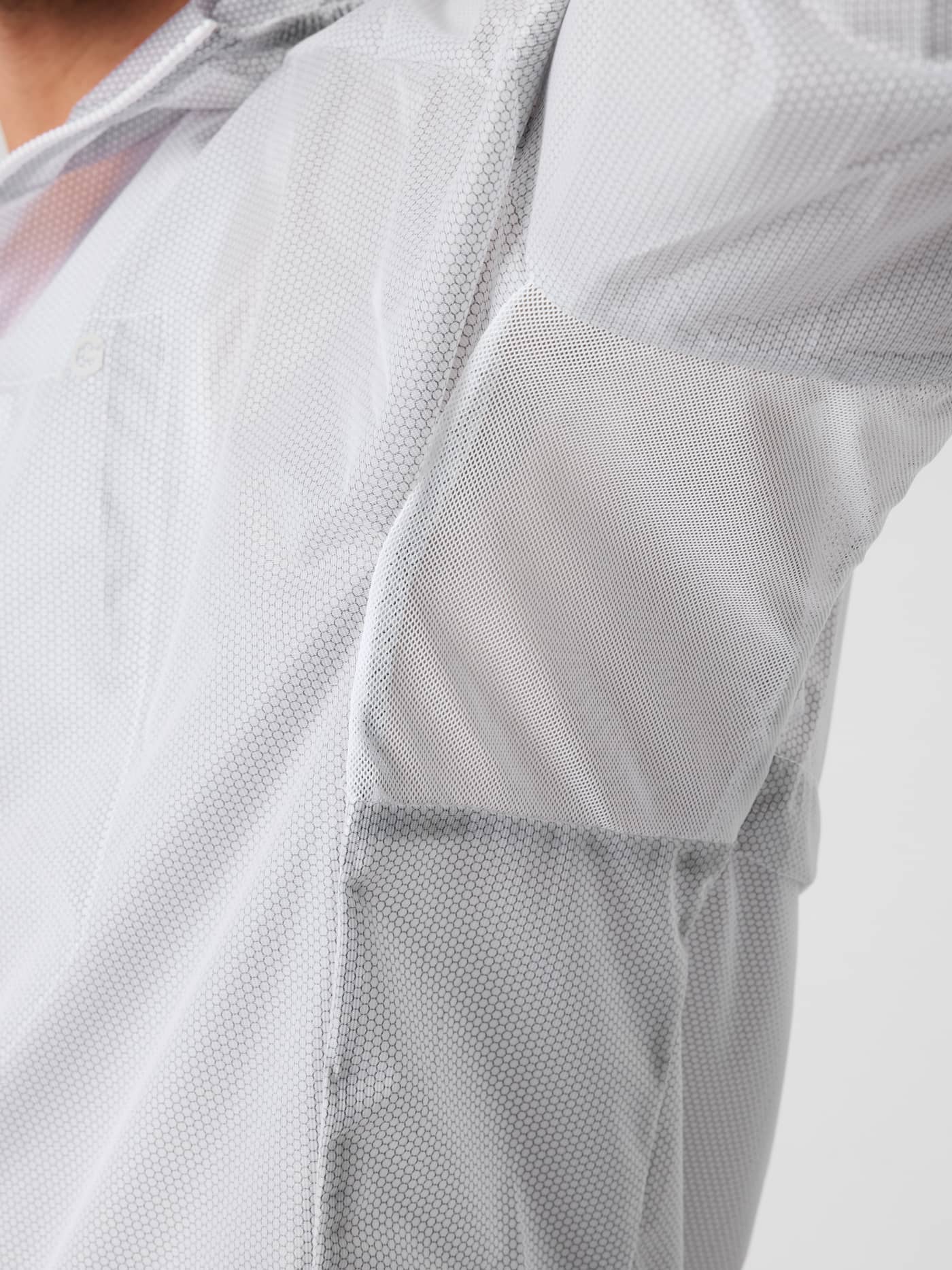 Nahaufnahme von Mesh und Hexagonalmuster der Borg Running Jacket in Brilliant White (Weiß) für Herren beim Laufen. - Image 3
