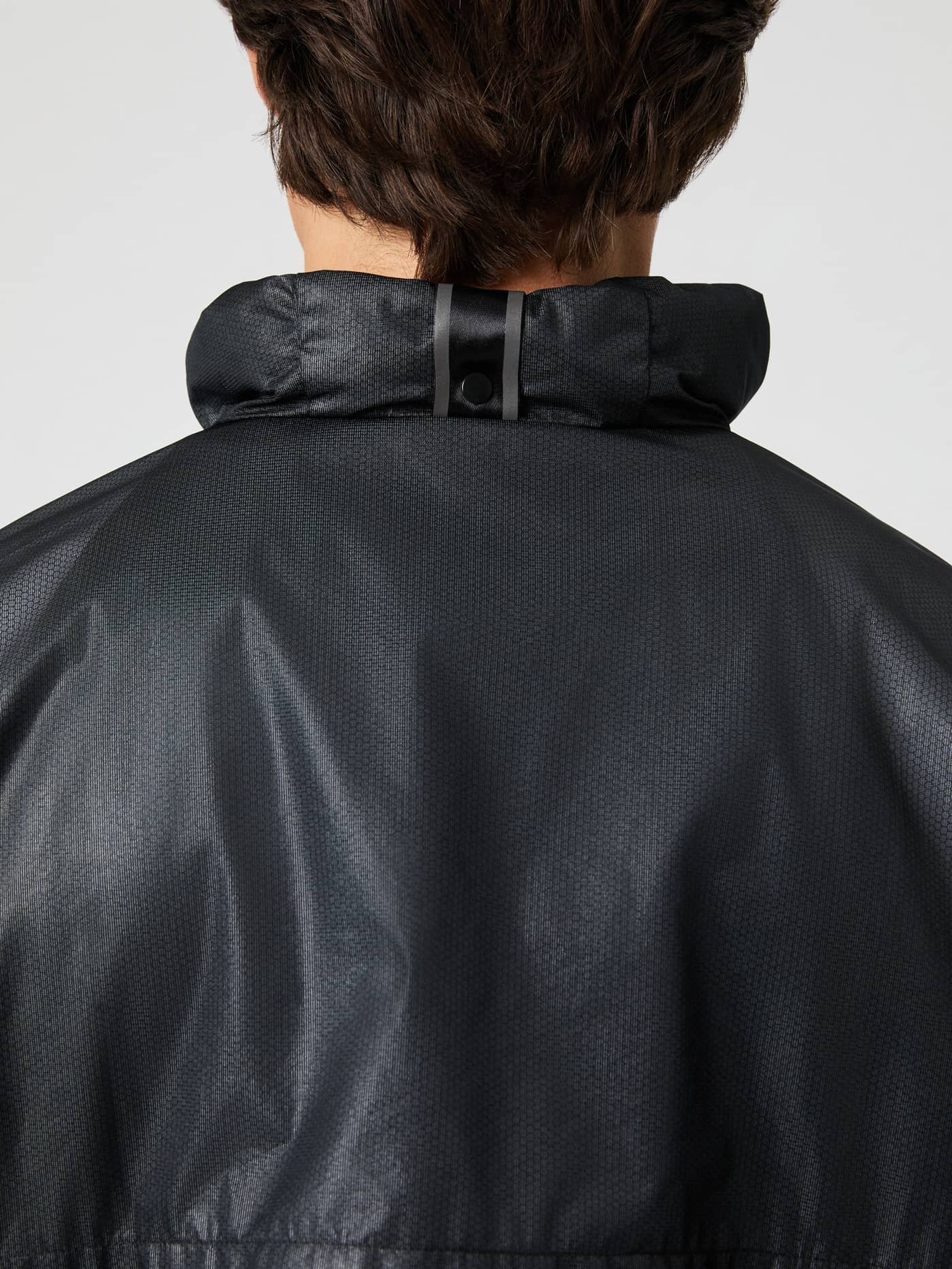 Rückansicht der Borg Performance Jacket in Black Beauty (Schwarz) für Herren zum Laufen mit faltbarer Kapuze. - Image 5