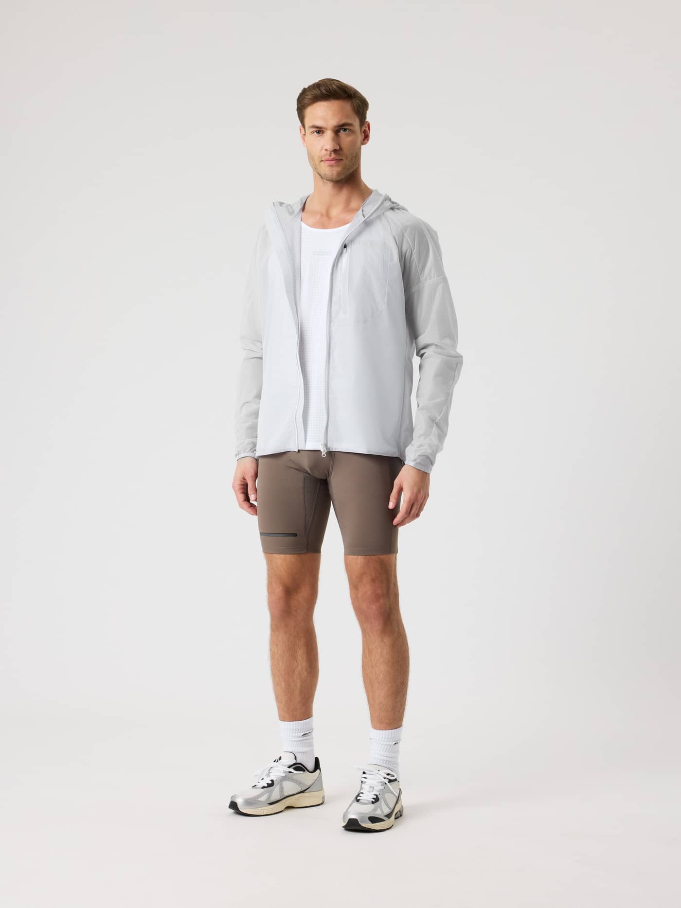 Ganzkörperansicht der Borg Running Jacket in Brilliant White (Weiß) aus recyceltem Material für Running-Performance. - Image 2