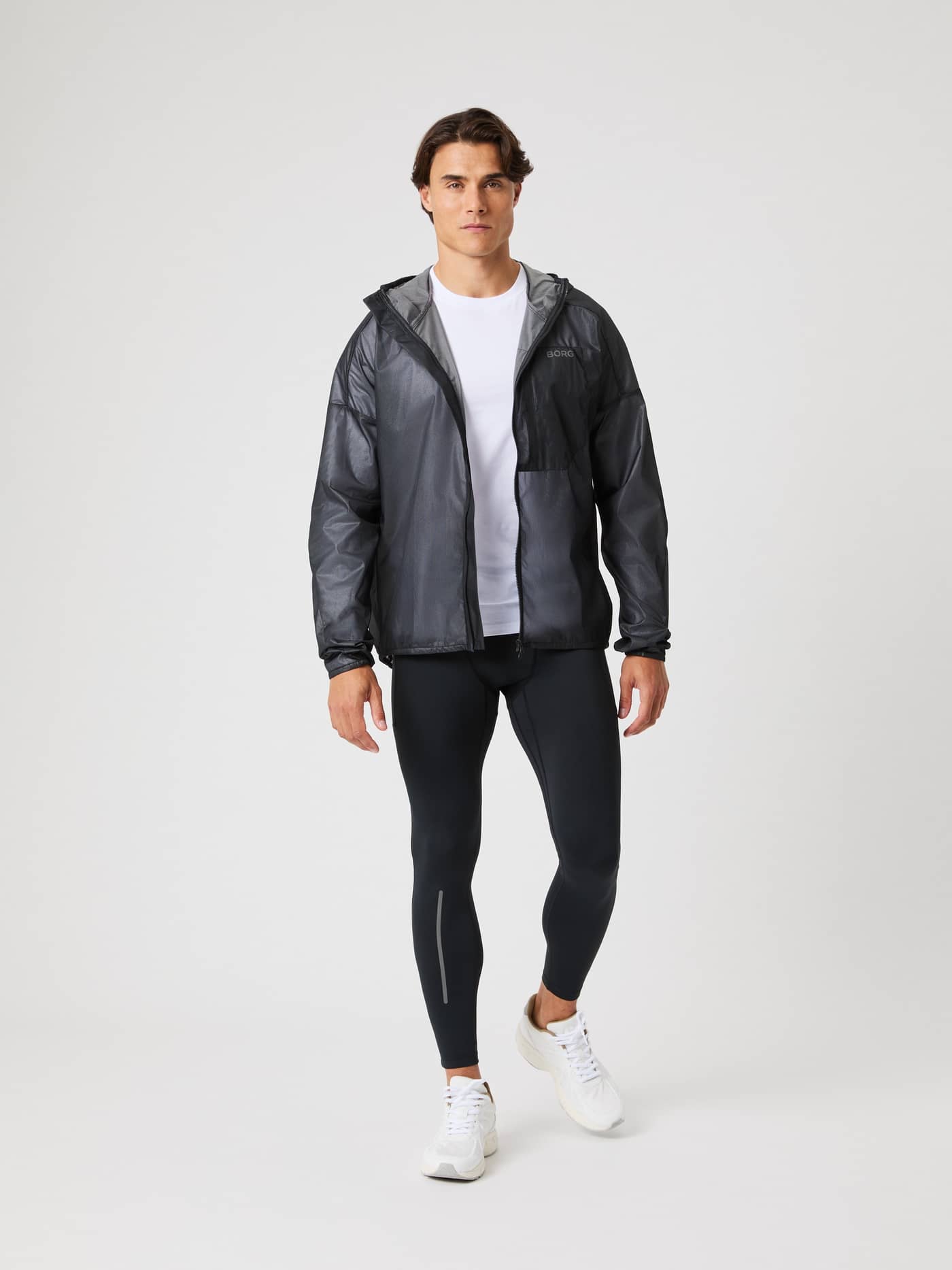 Vorderansicht eines Mannes in der Borg Performance Jacket in Black Beauty (Schwarz) mit Kapuze für das Running. - Image 3