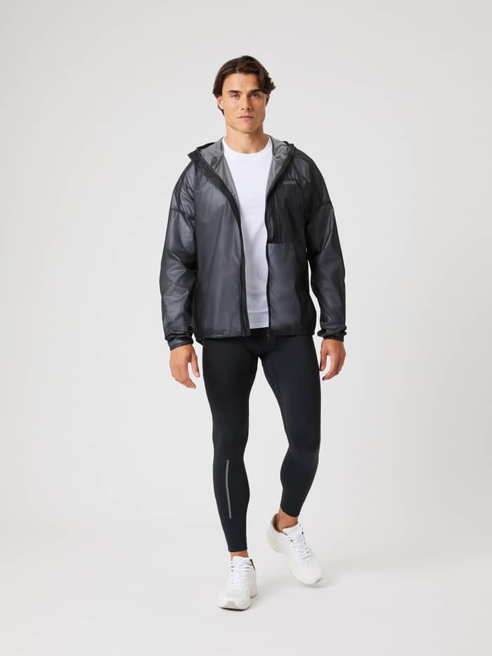 Vooraanzicht van een man in het Borg Performance Jacket met capuchon in Black Beauty (Zwart) voor hardlopen. - Image 3