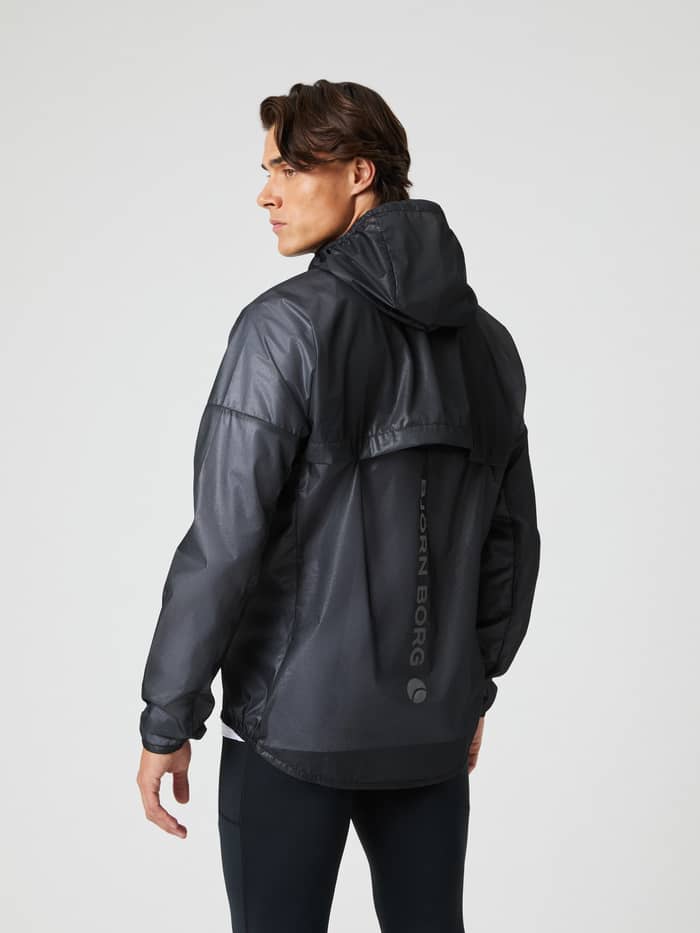 Borg Performance Jacket in Black Beauty (Zwart), een hardloopjack met capuchon en grijs logo (achteraanzicht van man). - Image 2