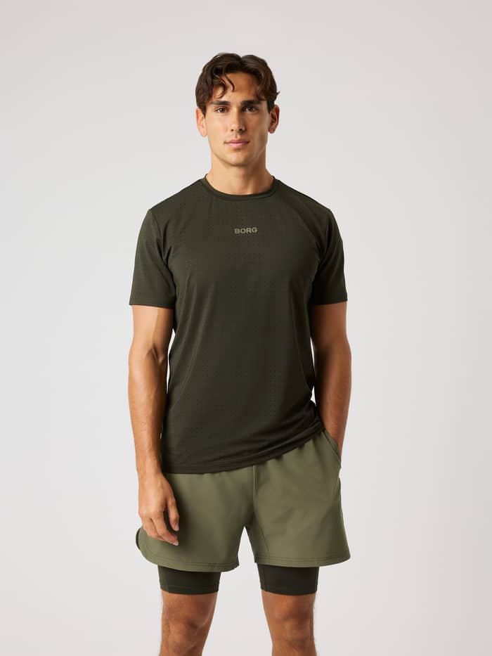 Vue de face d'un modèle en Borg Performance Perforated T-Shirt Rosin (Vert) avec logo tonal pour le running et training.