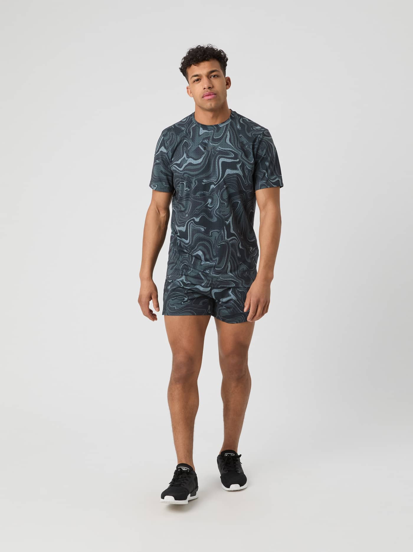 Borg Running Perforated T-Shirt i Liquid 1 (Grå) set forfra i fuld figur med mønster og shorts til løb. - Image 3