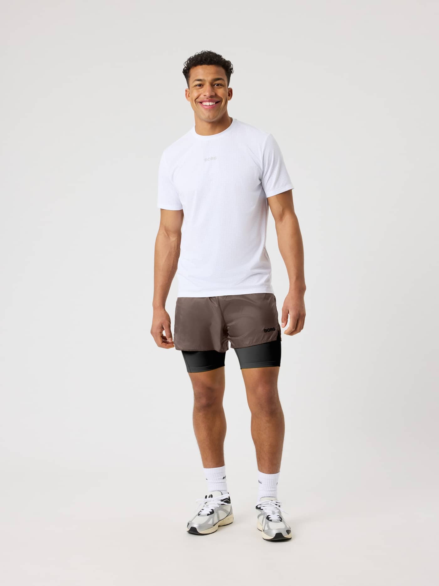 Borg Running Perforated T-Shirt i Brilliant White (Hvit) på en modell, med reflekterende logo for løping. - Image 3