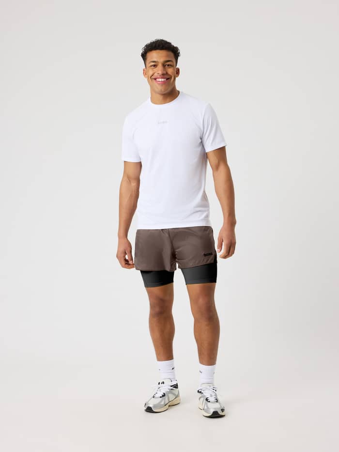 Borg Running Perforated T-Shirt in Brilliant White (Wit) op een model met reflecterend logo voor hardloopprestaties. - Image 3