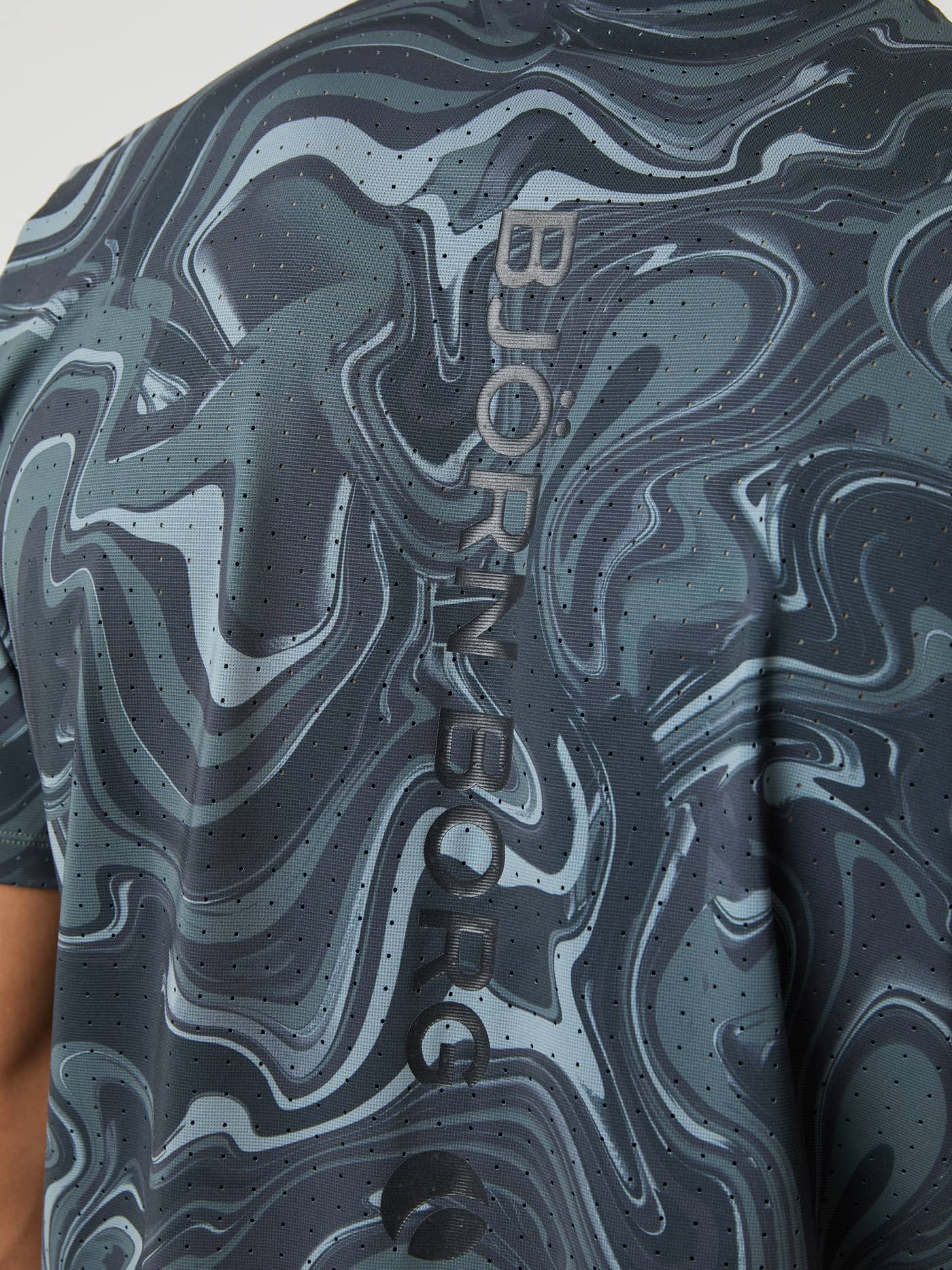 Borg Running Perforated T-Shirt i Liquid 1 (Grå) i nærbillede med marmorprint og reflekterende logo til løb. - Image 4