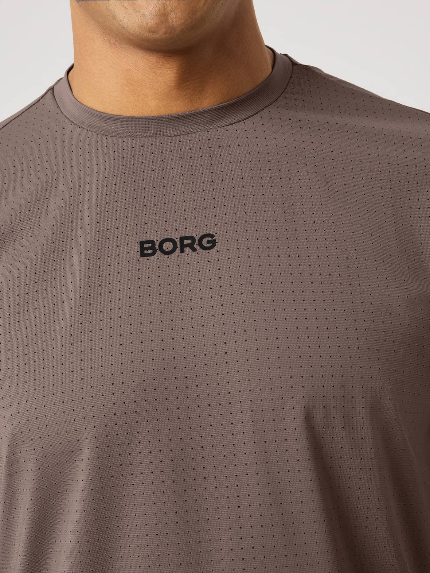Borg Running Perforated T-Shirt in Falcon (Bruin) voor heren met zwart borstlogo in close-up voor stijl en functie. - Image 4