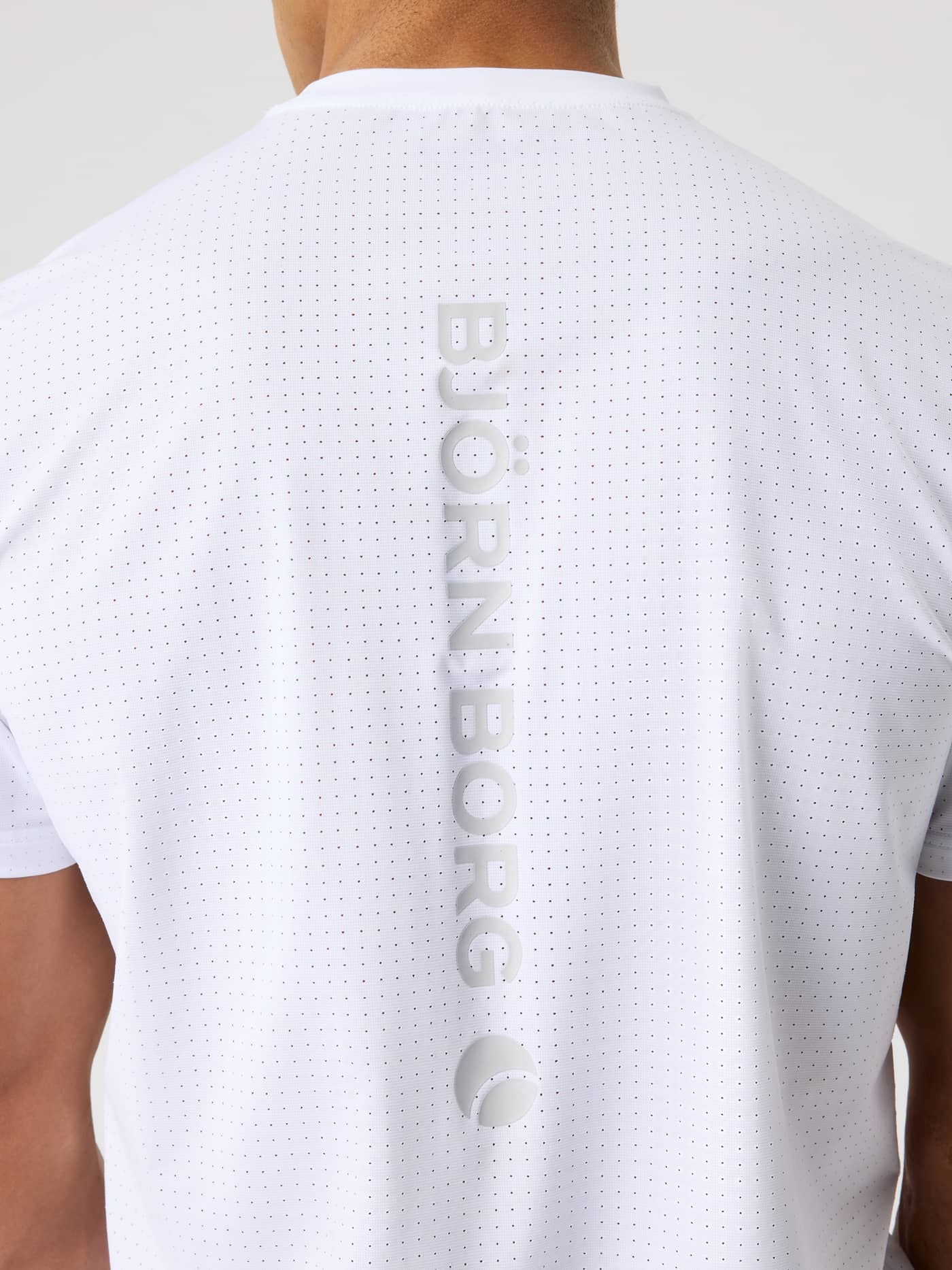 Borg Running Perforated T-Shirt i Brilliant White (Hvit) sett bakfra med vertikal reflekterende logo til løping. - Image 4
