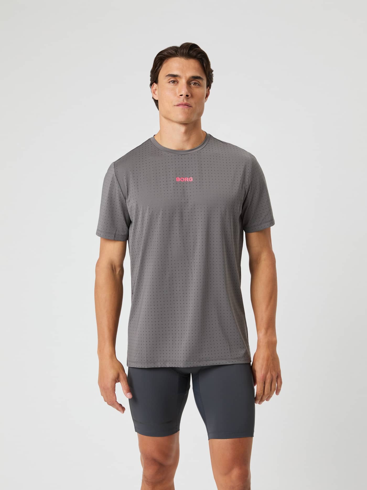 Vorderansicht eines Mannes im Borg Performance Perforated T-Shirt in Granite Gray (Grau) mit pinkem Logo zum Laufen. - Image 3