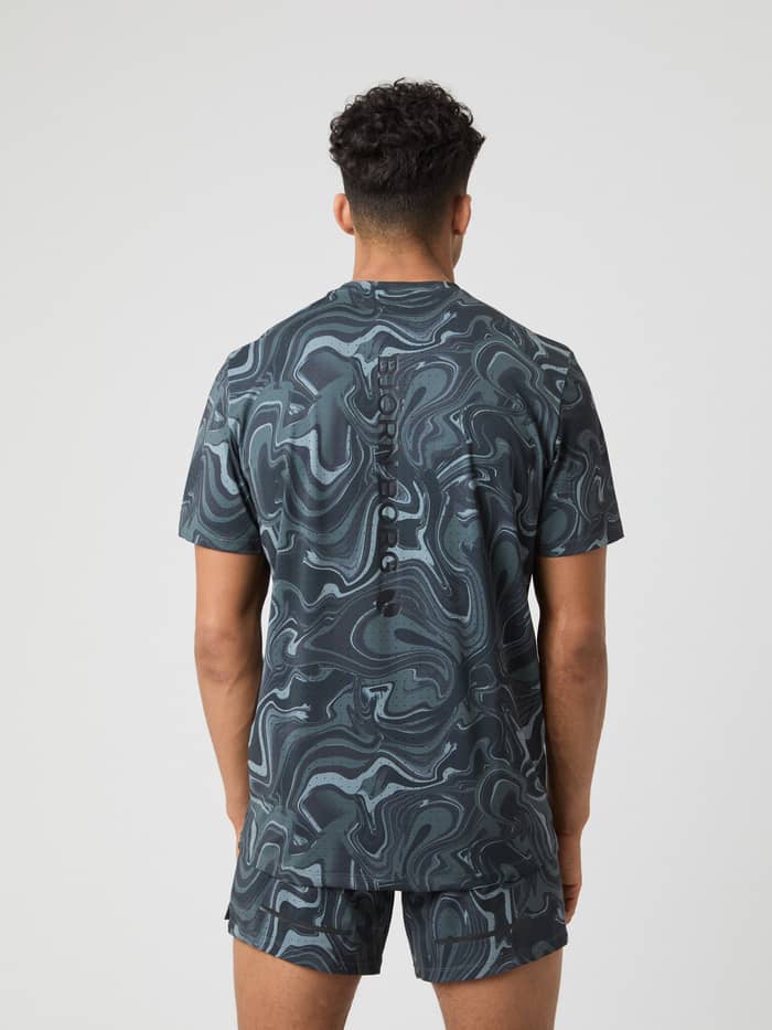 Achteraanzicht van een man in het Borg Running Perforated T-Shirt in Liquid 1 (Grijs) met marmerpatroon en reflecterend logo. - Image 2