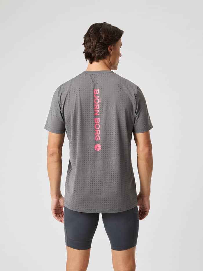 Borg Performance Perforated T-Shirt i Granite Gray (Grå) set bagfra med lyserødt logo til løb. - Image 2