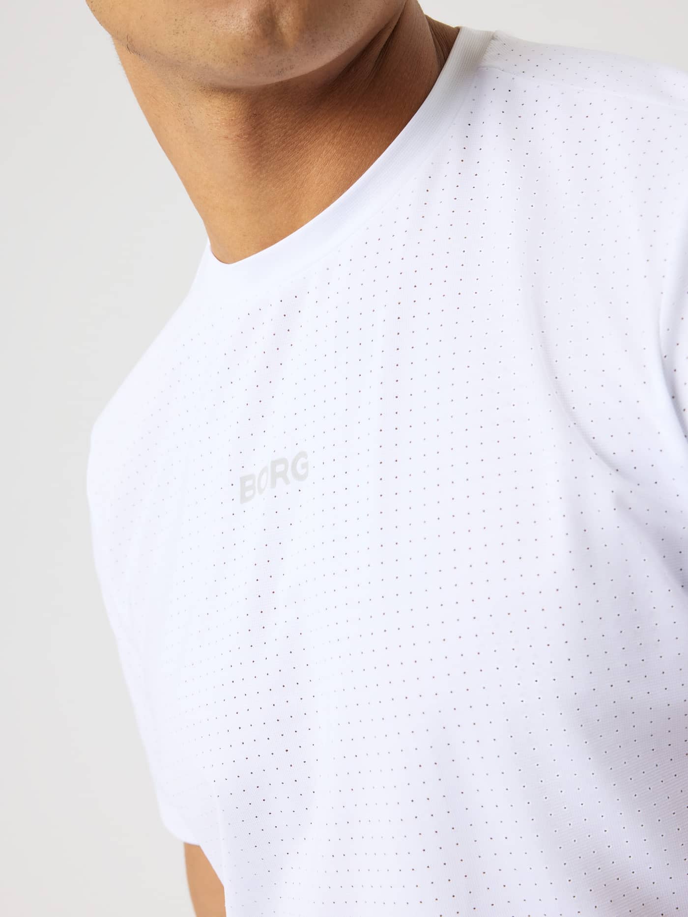 Borg Running Perforated T-Shirt i Brilliant White (Hvit) med reflekterende logo og pustende stoff til løping for menn. - Image 5