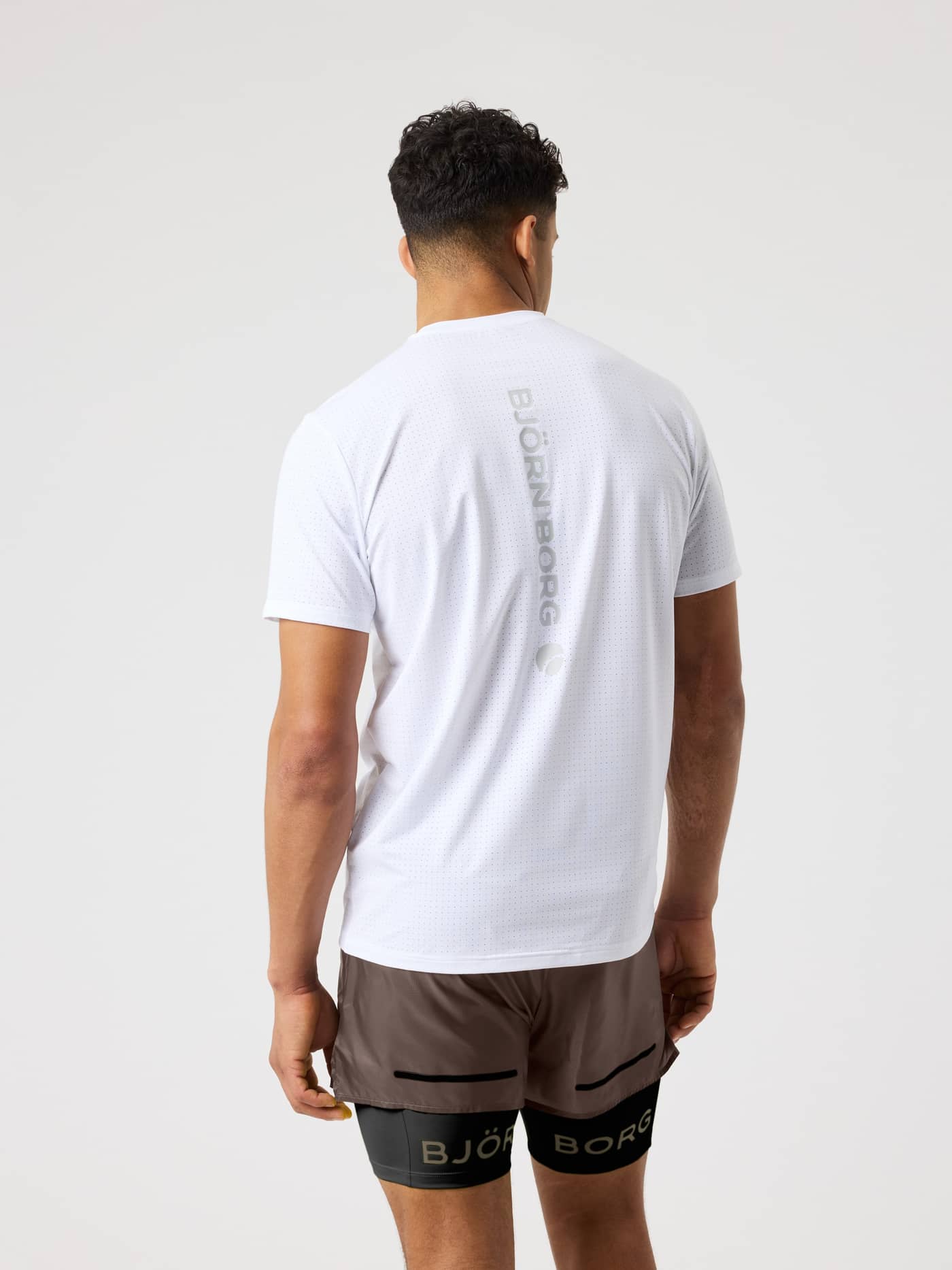 Bakside av en mann i Borg Running Perforated T-Shirt i Brilliant White (Hvit) med sølvreflekterende logo til løping. - Image 2