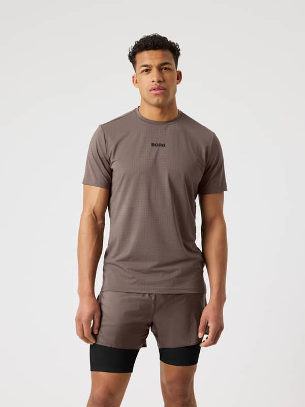 Vooraanzicht van een man in het Björn Borg Running Perforated T-Shirt in Falcon (Bruin) voor hardlopen en training.
