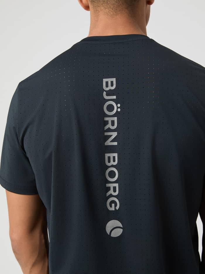 Rückansicht des Borg Performance Perforated T-Shirt in Black Beauty (Schwarz) mit reflektierendem silbernen Logo zum Laufen. - Image 4