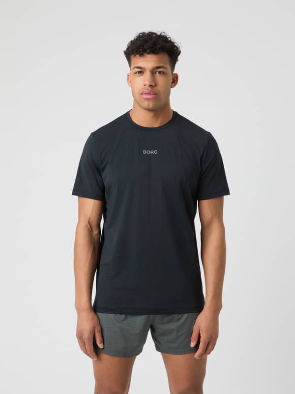 Borg Performance Perforated T-Shirt i Black Beauty (Svart) för löpning sedd framifrån med en silverfärgad logotyp.