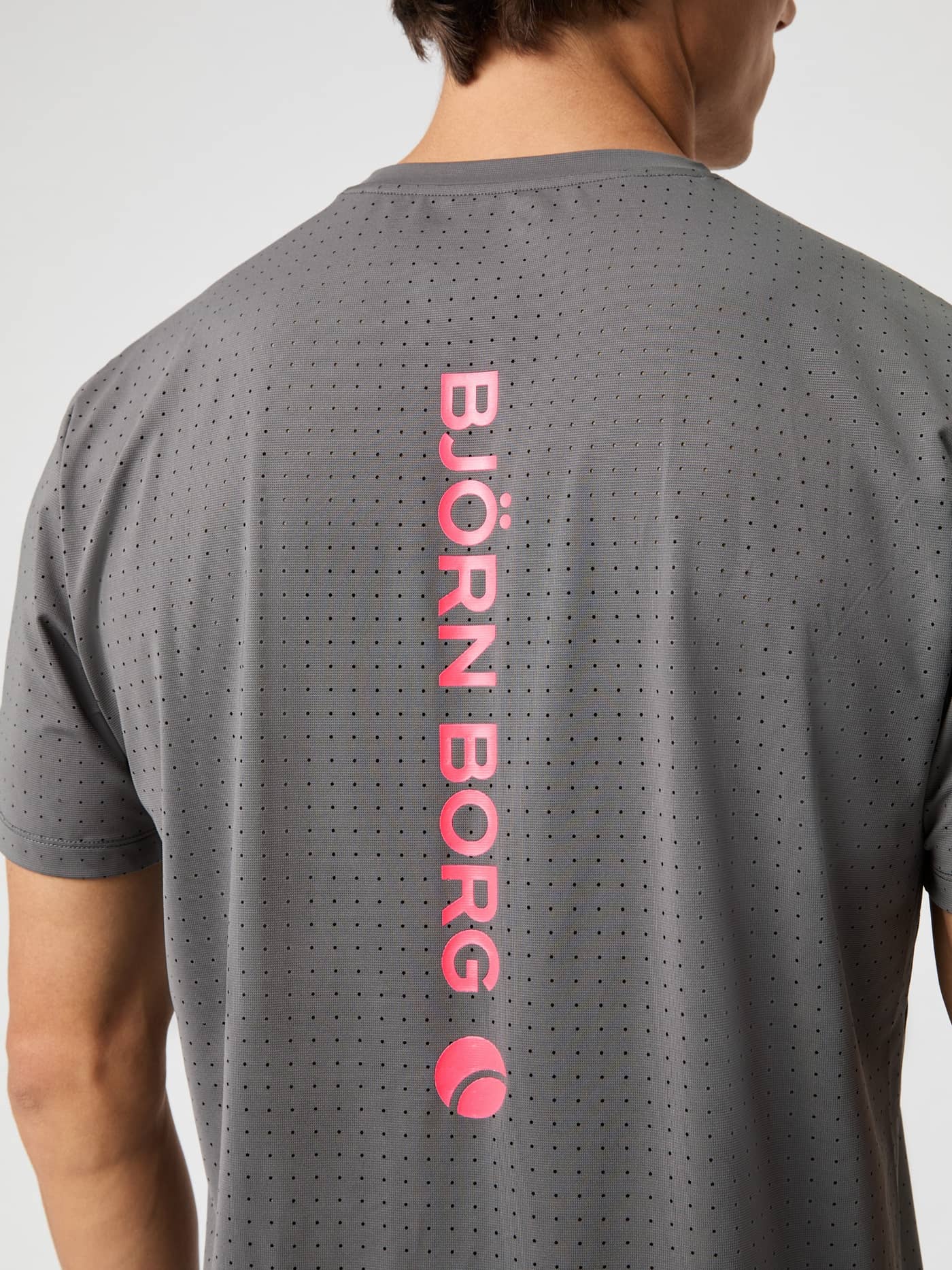 Rückansicht des Borg Performance Perforated T-Shirt in Granite Gray (Grau) zum Laufen mit pinkem reflektierendem Logo. - Image 5