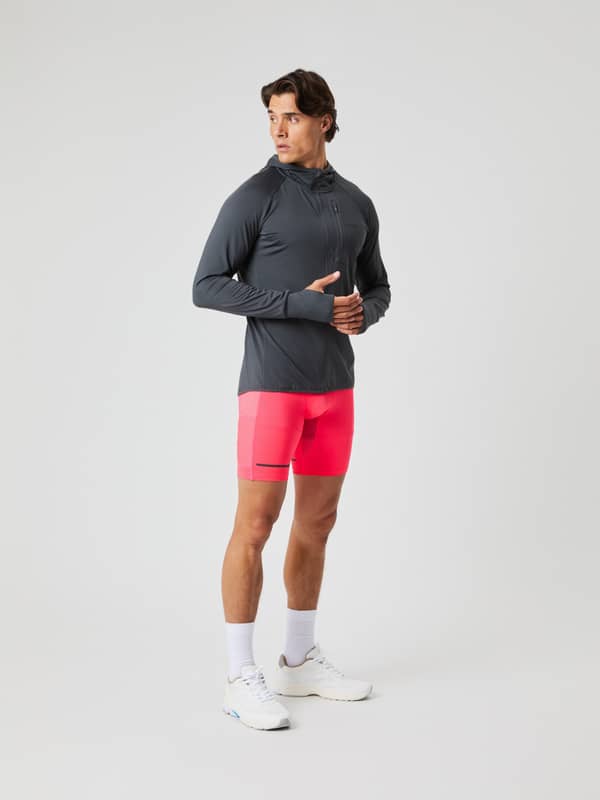 Vista lateral de la Borg Performance Mid Layer Hood en Asphalt (Gris), sudadera entallada de running con logo oscuro.