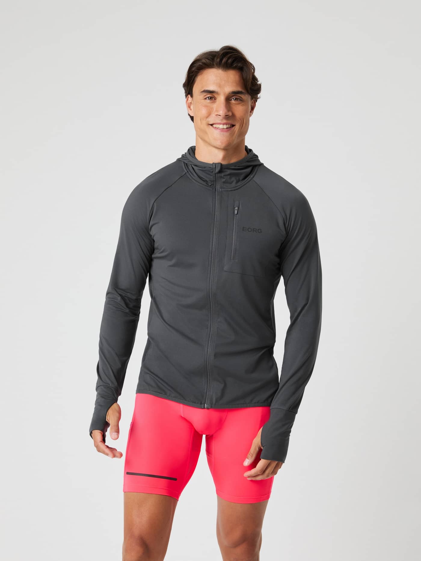 Borg Performance Mid Layer Hood i Asphalt (Grå) til løping, sett forfra med svart logo og funksjonelle tommelhull. - Image 2