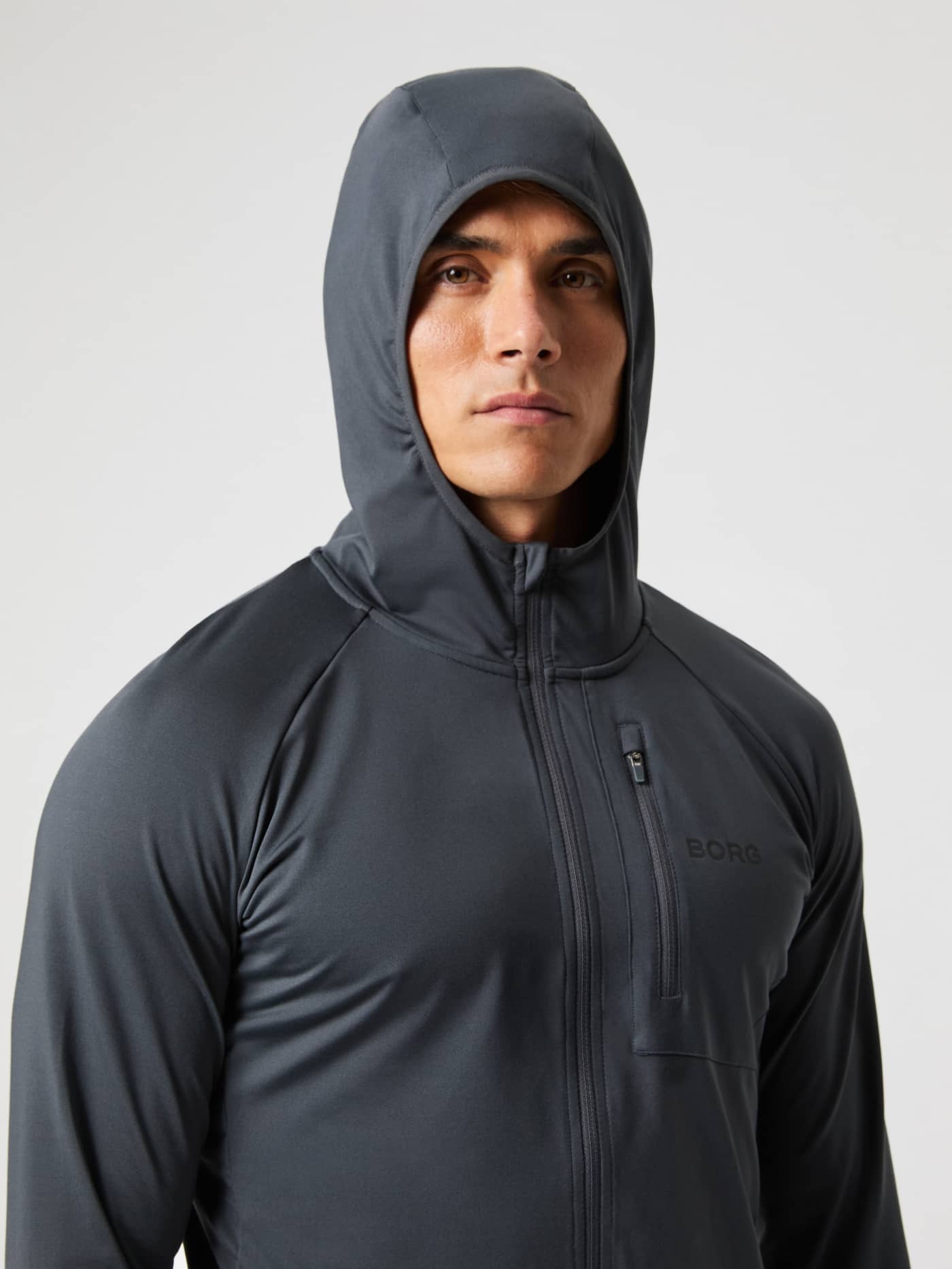 Borg Performance Mid Layer Hood i Asphalt (Grå) til løping, sett forfra med sort logo og funksjonell passform. - Image 5