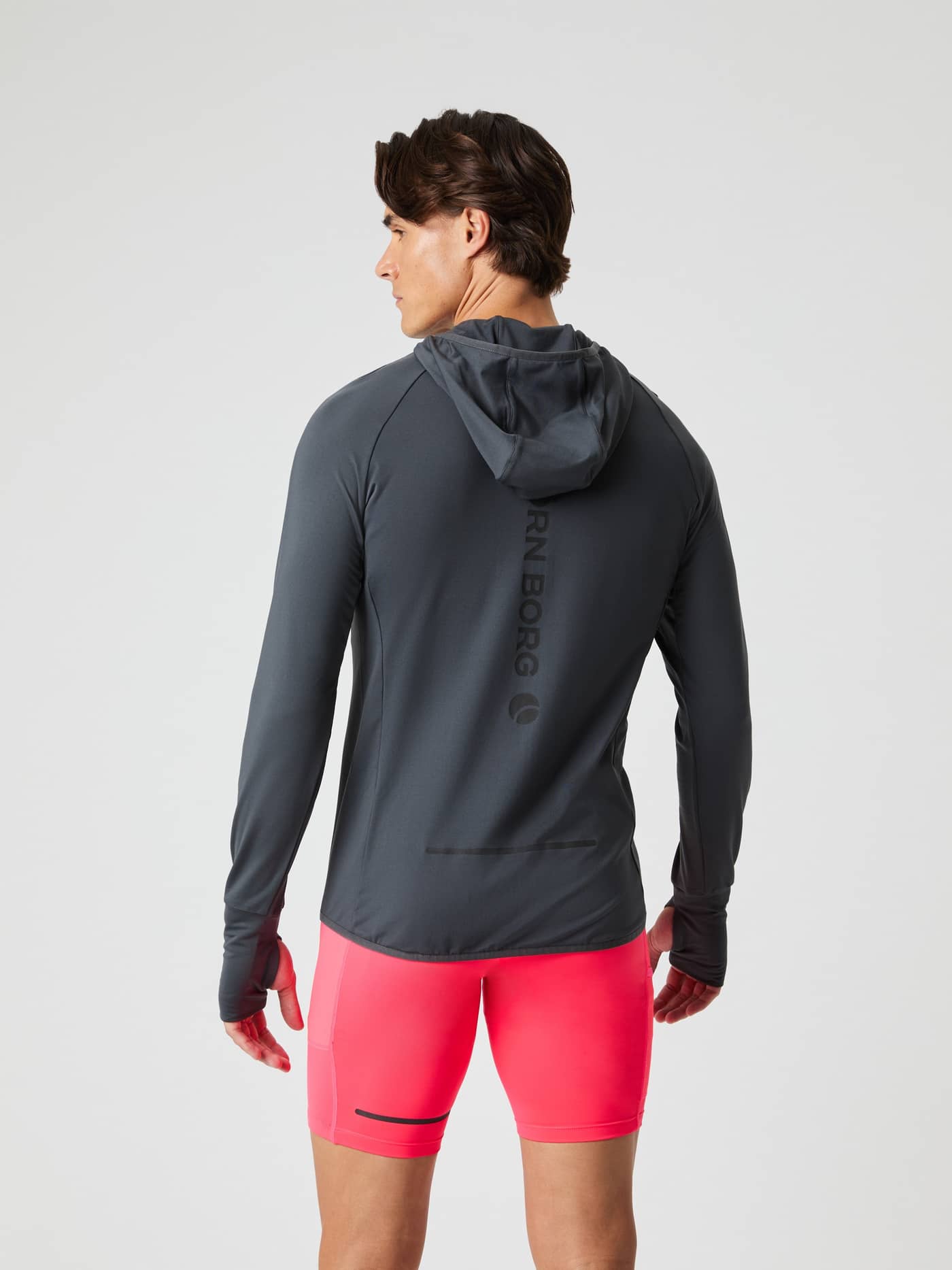 Bakside av Borg Performance Mid Layer Hood i Asphalt (Grå) til løping, med tommelhull og mørk logo. - Image 3