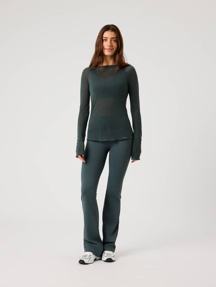 Studio Light Long Sleeve Top in Urban Chic (Groen) met een semi-transparante slanke pasvorm voor training in vooraanzicht. - Image 4