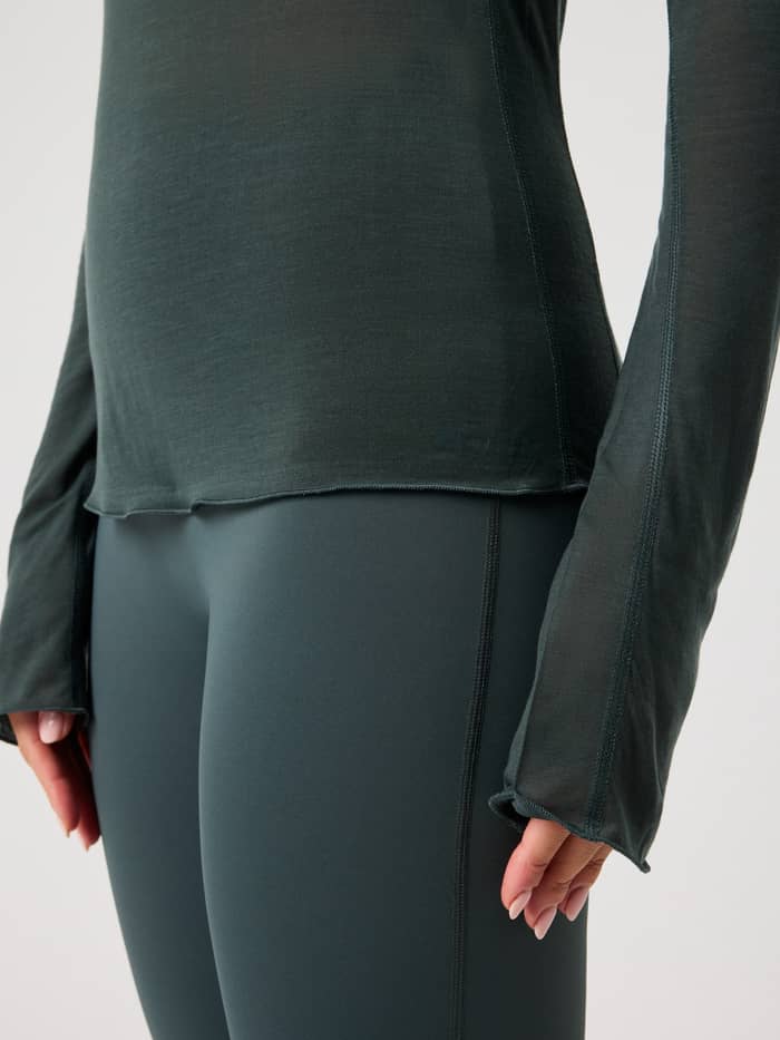 Studio Light Long Sleeve Top in Urban Chic (Groen) van semi-transparante trainingsstof voor dames, getoond in detail. - Image 5