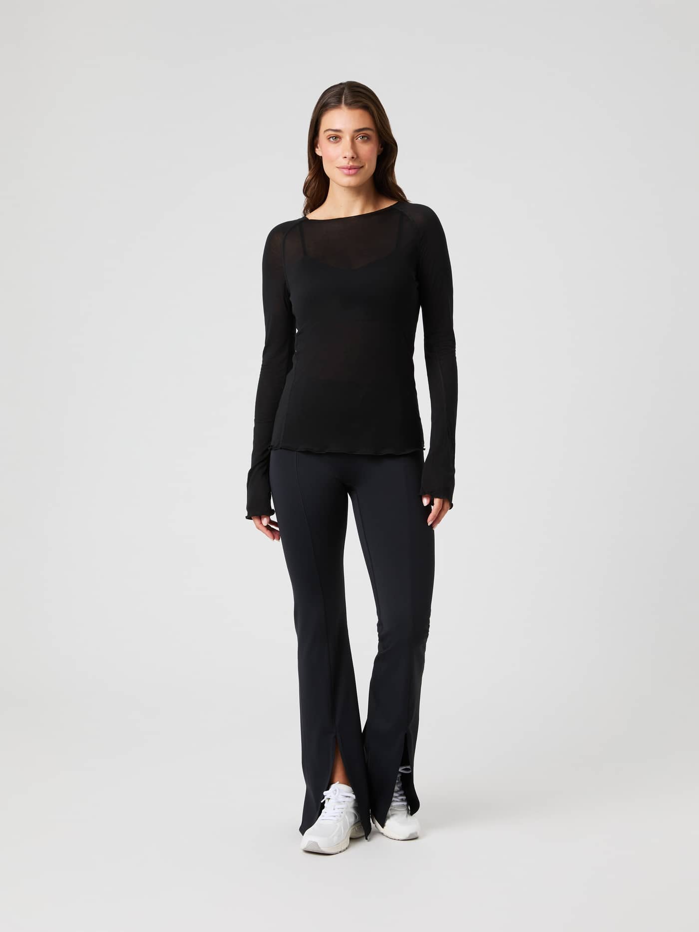 Studio Light Long Sleeve Top in Black Beauty (Zwart) voor training met flared broek, getoond in vooraanzicht. - Image 3