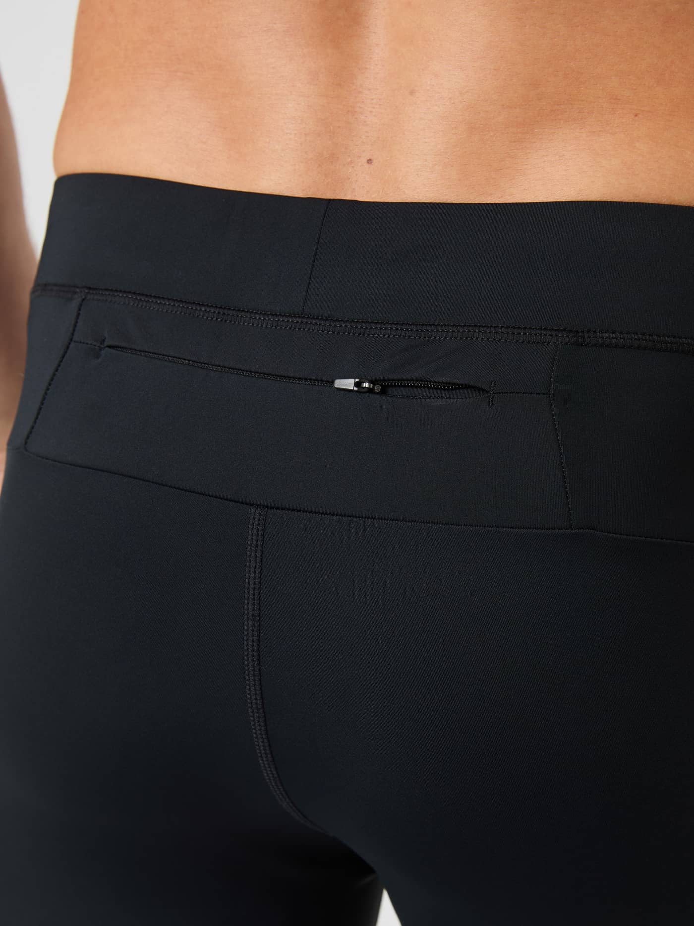Primer plano de las Borg Running Tights en Black Beauty (Negro) con bolsillo invisible con cremallera para running. - Image 5
