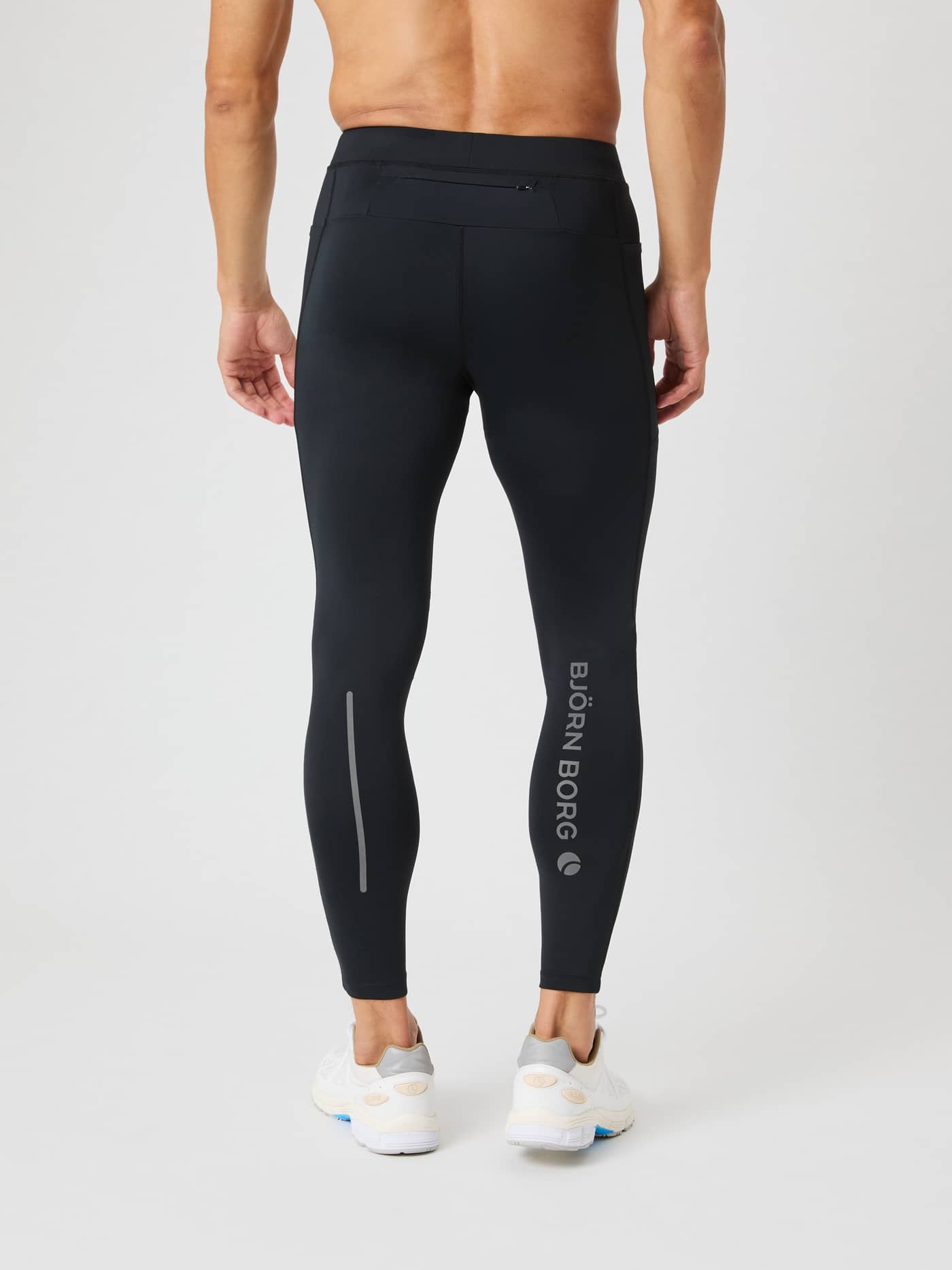 Vista posterior de hombre con Borg Running Tights en Black Beauty (Negro) para running con logo reflectante gris. - Image 2