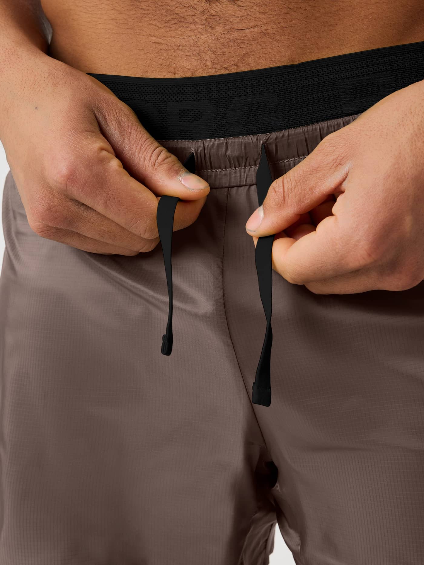 Borg Performance Shorts 2 In 1 i Falcon (Brun) i nærbillede med funktionel dobbelt linning og snøre til løb. - Image 7