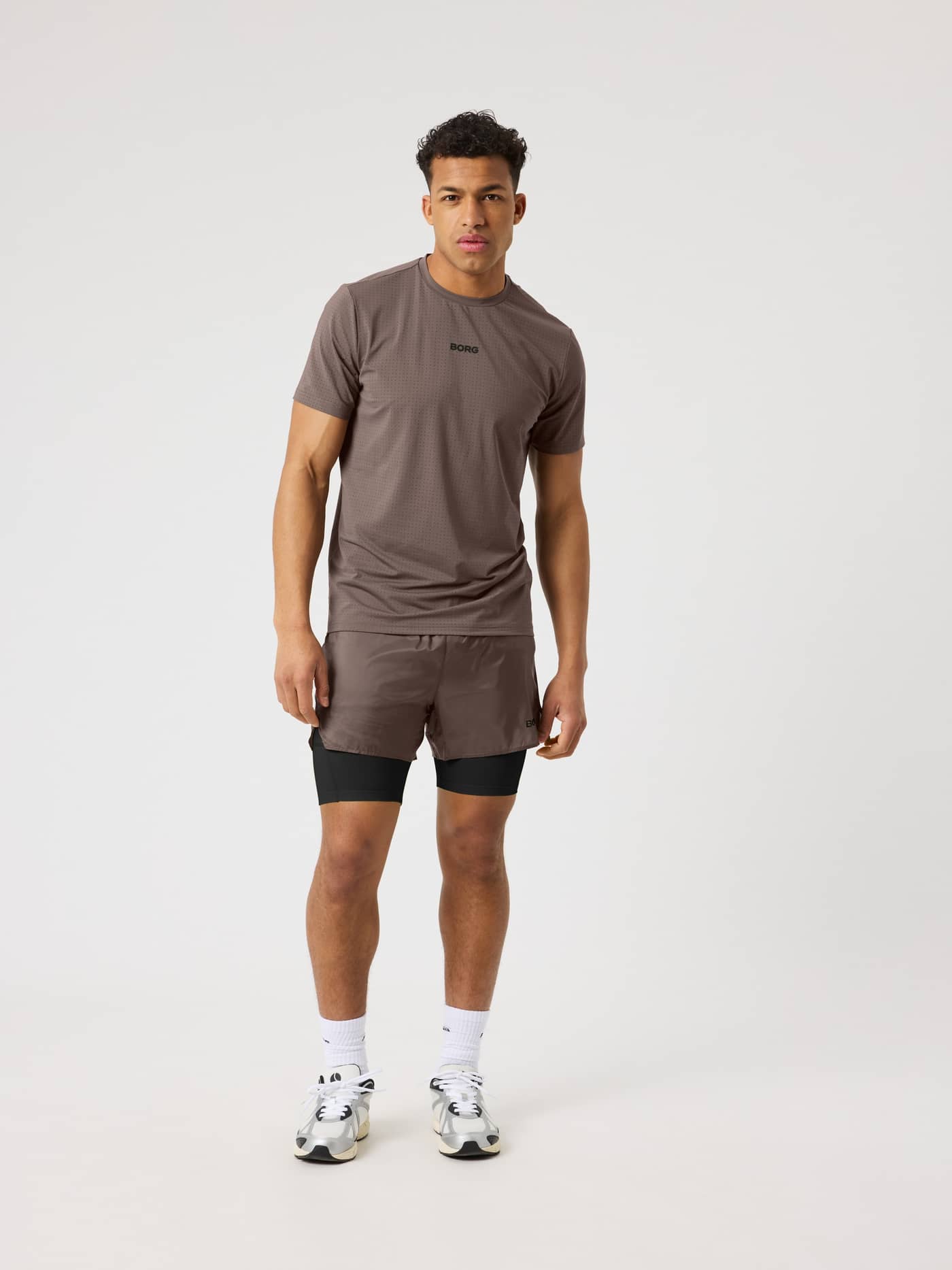 Borg Performance Shorts 2 In 1 i Falcon (Brun) set forfra, designet til performance og stil ved løb og træning. - Image 3