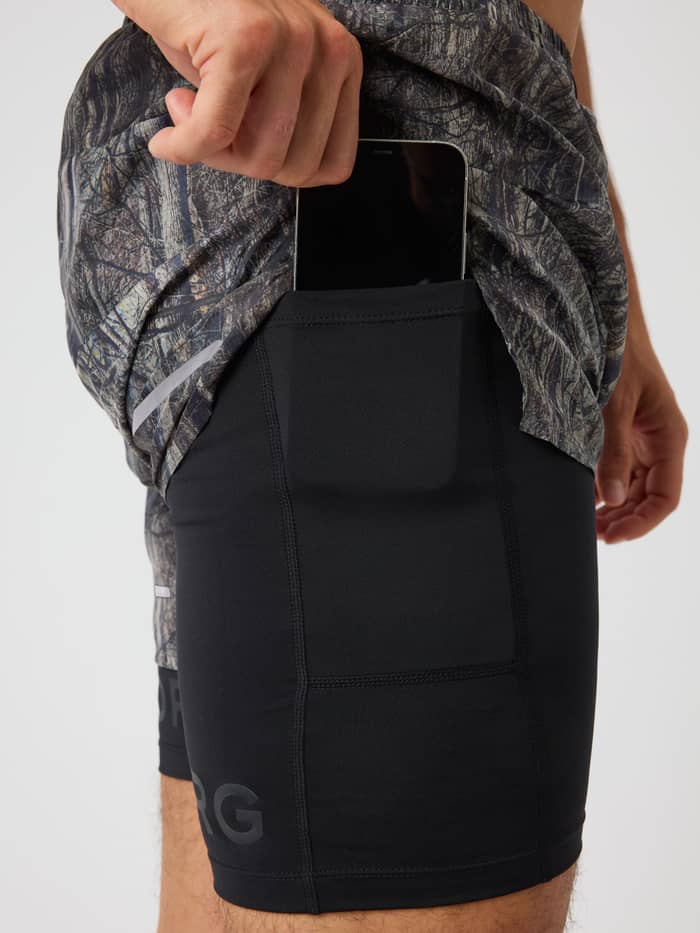 Funktionale Handytasche an der Innenhose der gemusterten Borg Performance Shorts 2 In 1 in BB Forest 1 (Grün) beim Running. - Image 3
