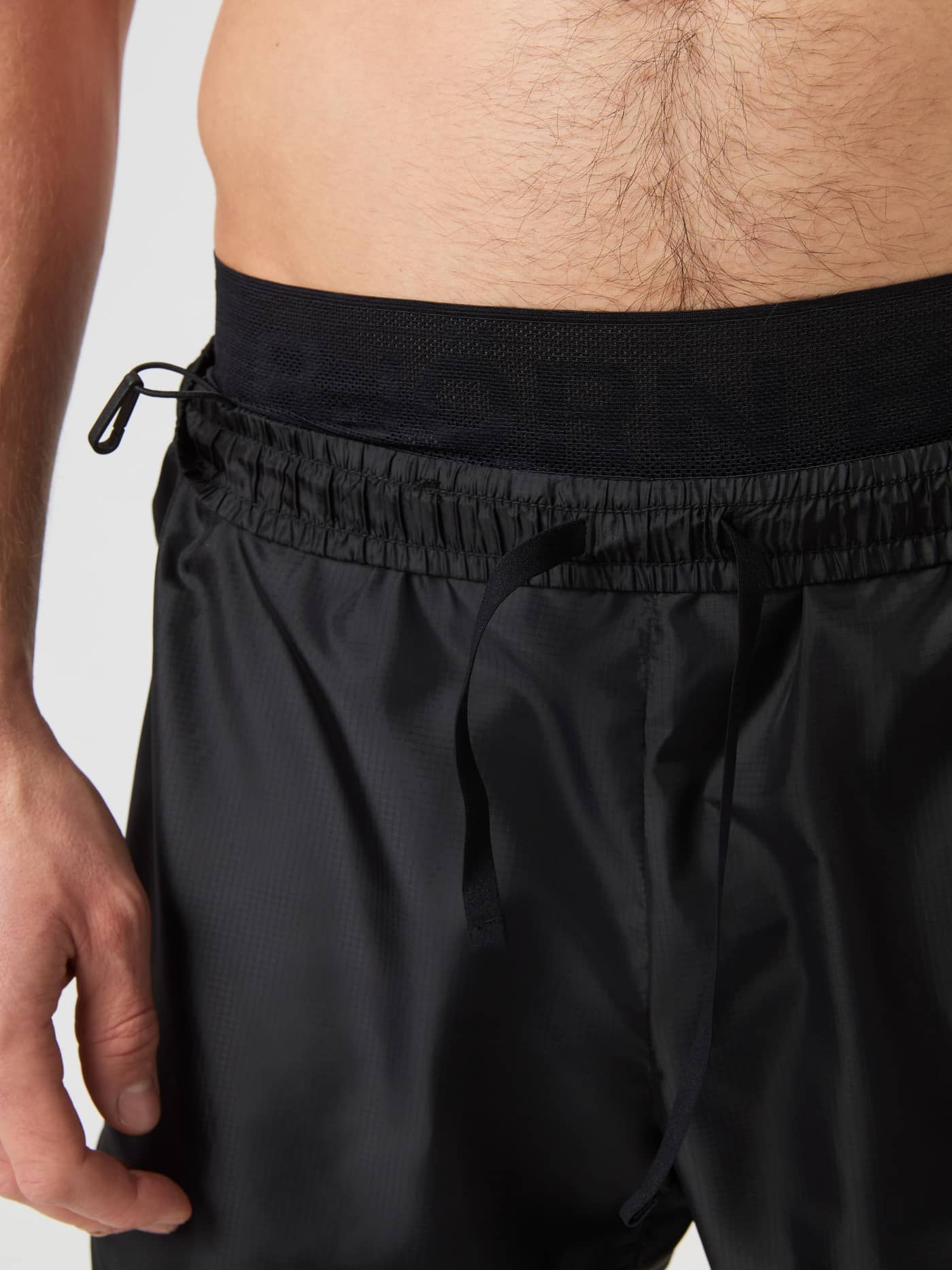 Functional double waistband and drawstring detail on the men's Borg Running Shorts 2 In 1 in Black Beauty (Black). - Image 4