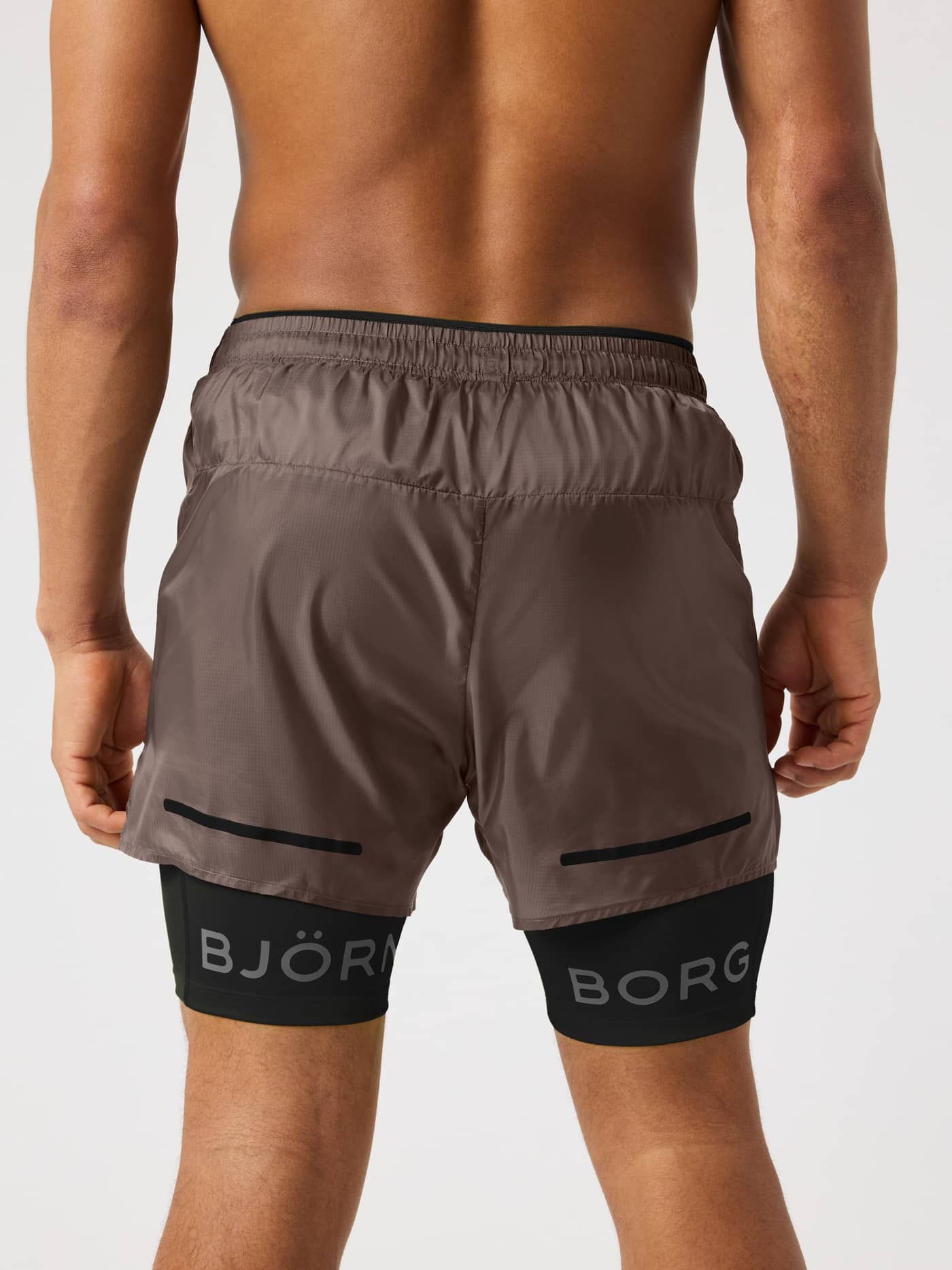 Borg Performance Shorts 2 In 1 i Falcon (Brun) set bagfra med funktionelle refleksdetaljer til løb. - Image 2
