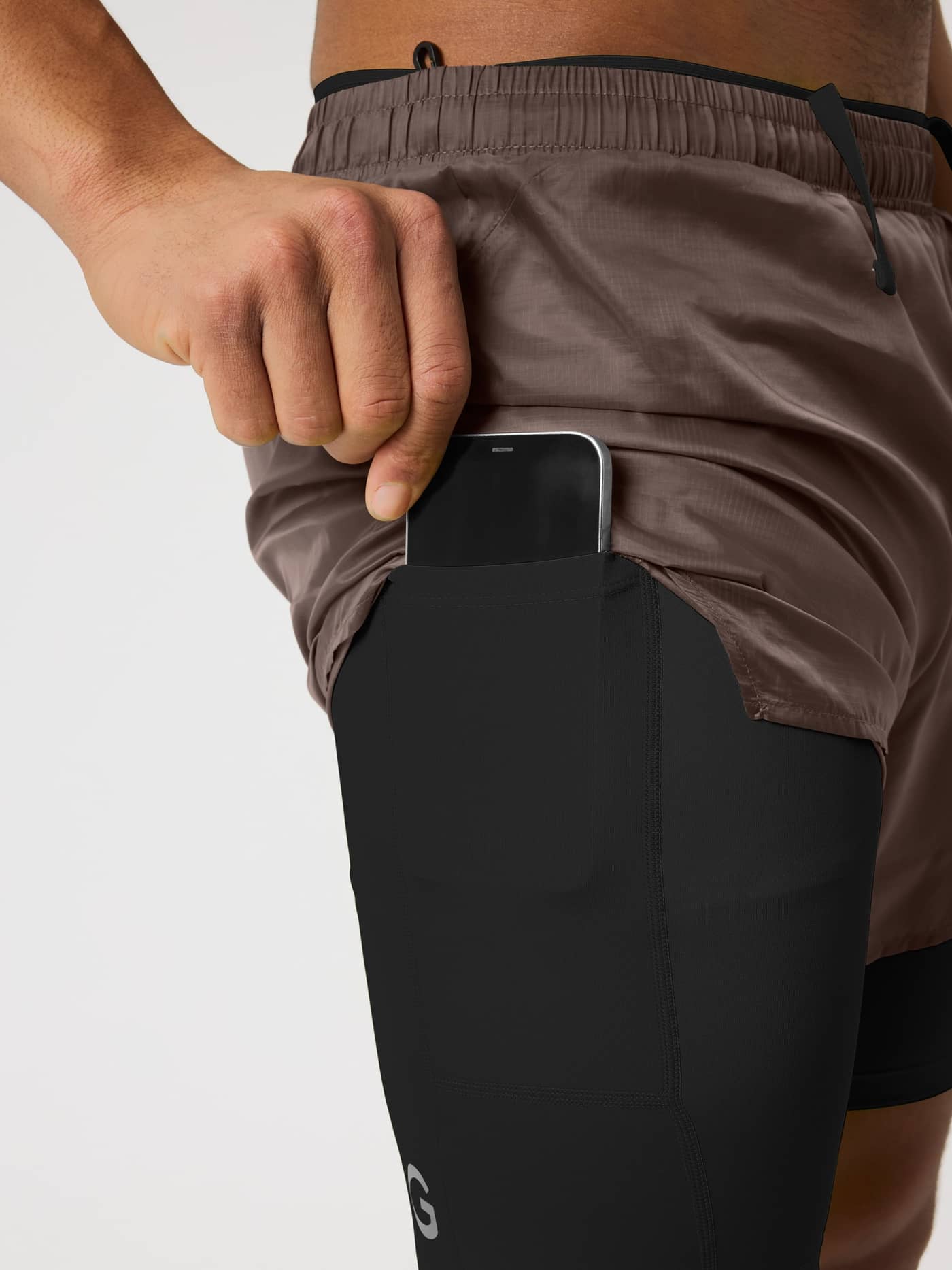 Borg Performance Shorts 2 In 1 i Falcon (Brun) vist i nærbillede med den funktionelle telefonlomme til løb. - Image 5