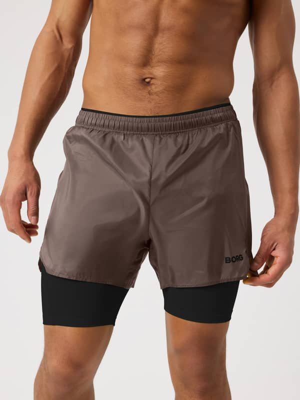 Vooraanzicht van de Björn Borg Performance Shorts 2 In 1 in Falcon (Bruin) met zwart logo voor hardlopen.